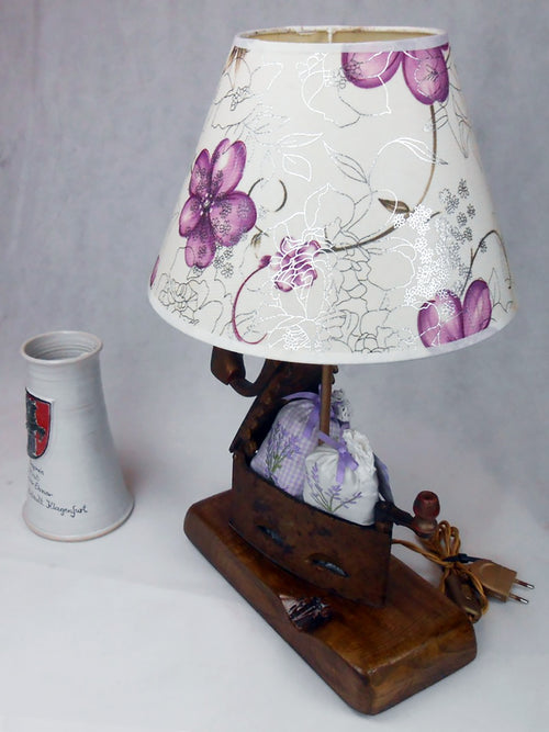 Lampada da tavolo Abat Jour con base legno e ferro da stiro antico e paralume floreale luce LED attacco E14 NOSTRA PRODUZIONE