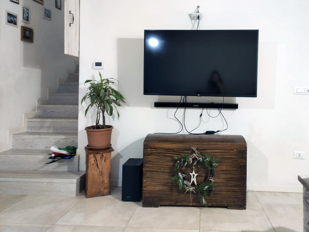 Parete in legno porta TV stile RUSTICO telaio e rivestimento in legno massello da  riciclo effetto multicolore 290x35xh280cm SU MISURA