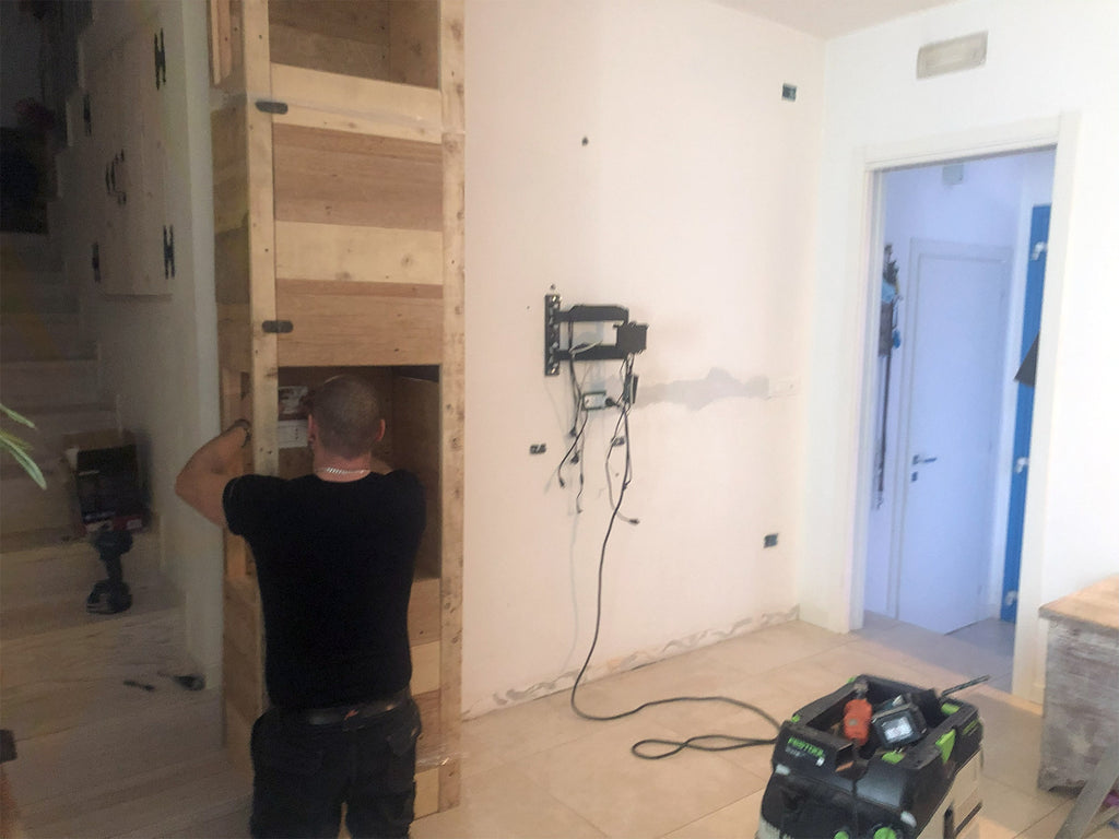 Parete in legno porta TV stile RUSTICO telaio e rivestimento in legno massello da  riciclo effetto multicolore 290x35xh280cm SU MISURA