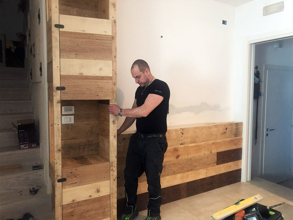 Parete in legno porta TV stile RUSTICO telaio e rivestimento in legno massello da  riciclo effetto multicolore 290x35xh280cm SU MISURA