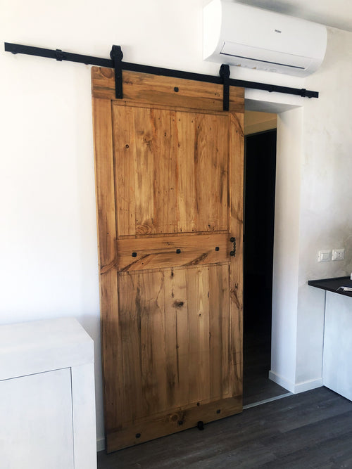 Porta scorrevole per interni stile INDUSTRIAL legno massello scorrimento a carrucole su binario in ferro 95xh220 cm personalizzabile