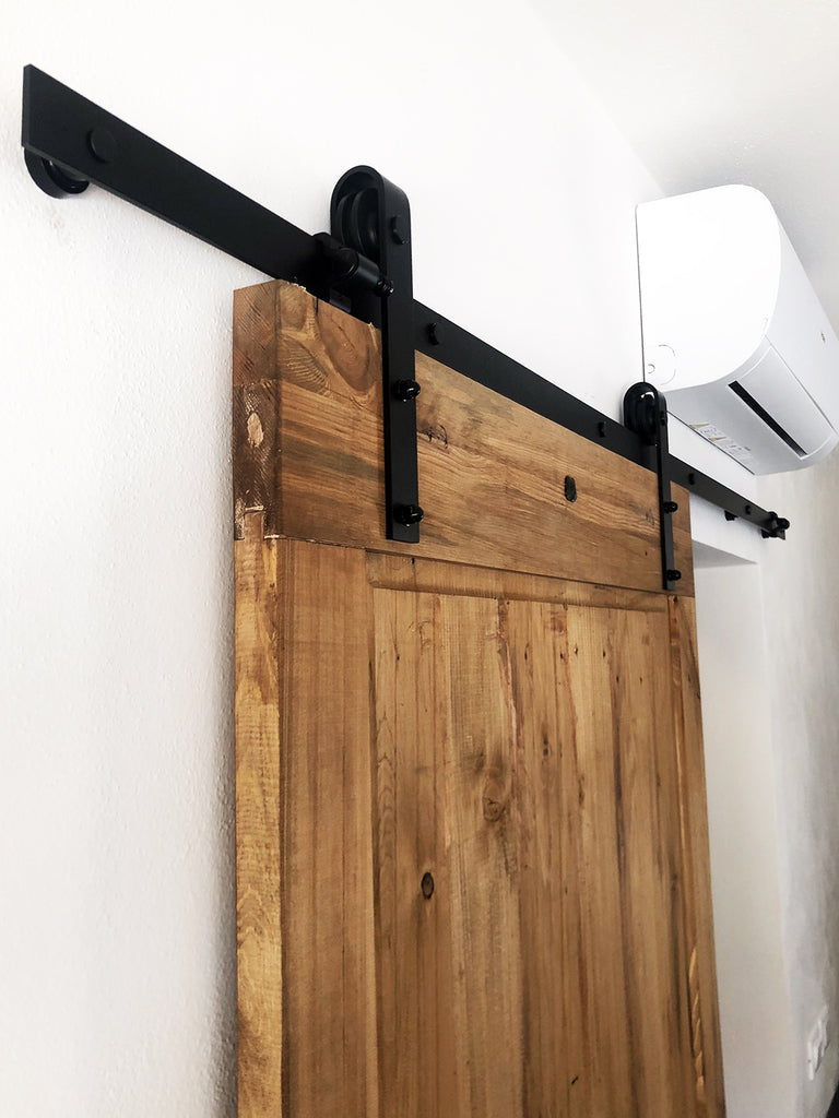 Porta scorrevole per interni stile INDUSTRIAL legno massello scorrimento a carrucole su binario in ferro 95xh220 cm personalizzabile
