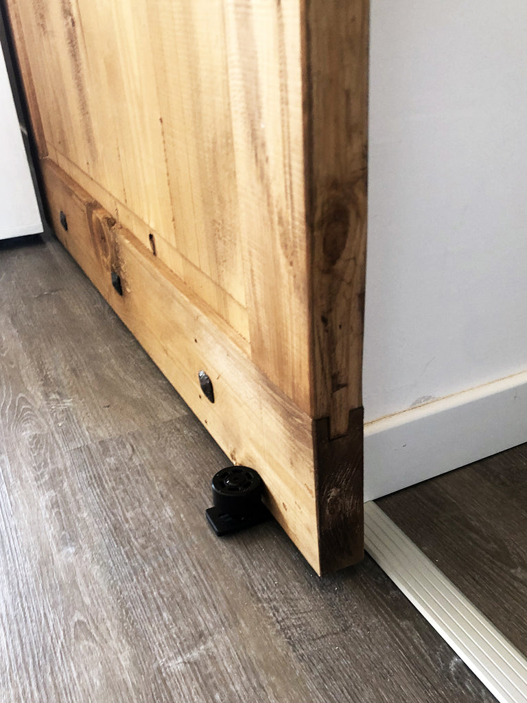 Porta scorrevole per interni stile INDUSTRIAL legno massello scorrimento a carrucole su binario in ferro 95xh220 cm personalizzabile