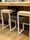 Sgabello alto H. 60/70 cm Design a sbalzo in stile INDUSTRIAL legno massello / telaio in metallo tubolare PERSONALIZZABILE