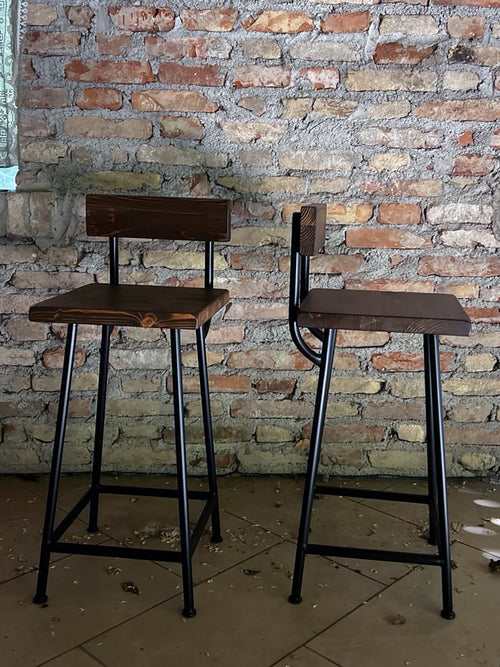 Sgabello alto H. 60/70 cm tipo BAR / PUB Design squadrato con schienale INDUSTRIAL legno massello / telaio in metallo tubolare PERSONALIZZABILE