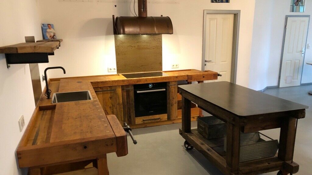 Cucina angolare stile BANCO FALEGNAME / INDUSTRIAL TUTTO in  legno massello predisposizione elettrodomestici isola su ruote opzionale 300x240x65xh90 cm