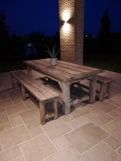 Tisch mit Bänken für Gartenmöbel im Außenbereich, Veranda, rustikaler / ländlicher Stil, massives Tannenholz, 250 x 100 x 80 cm