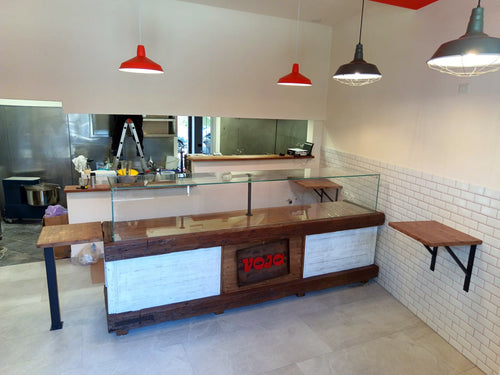 Pizzeriatheke mit Vitrine und Glasplatte aus Massivholz, SONDERANFERTIGUNG, RUSTIC AGED SHABBY-Stil, Maße 320 x 70 x H 130 cm, Klappplatte 50 x 70 cm