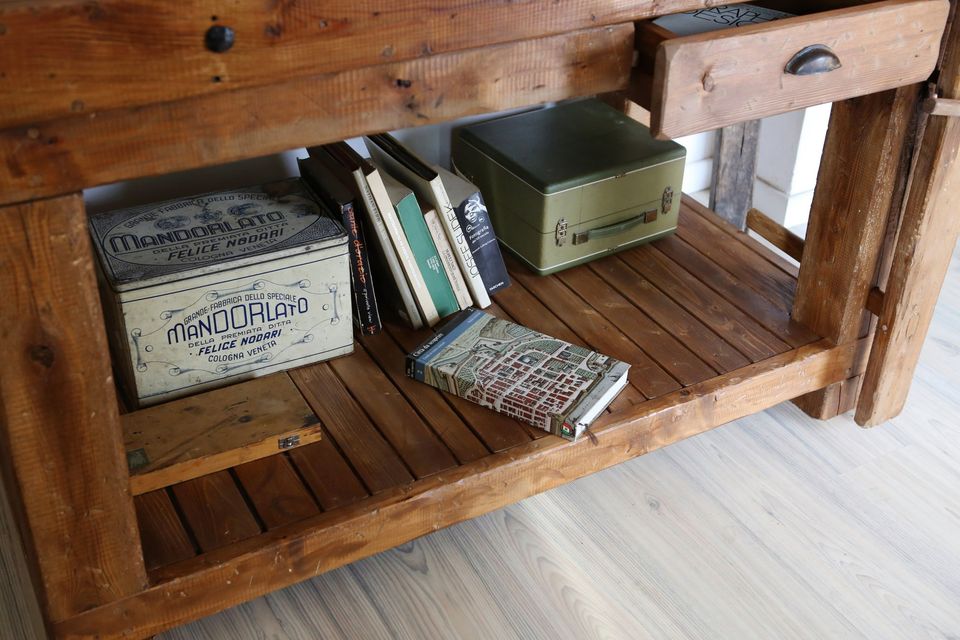 Tischlerwerkbank für Küchen-/Wohnzimmermöbel im INDUSTRIAL-Stil, Massivholz, eine Schublade und zwei Schraubstöcke, 150x63xh85 cm