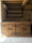 Bancone angolare DEGUSTAZIONE VINI in legno massello stile rustico + pensile industrial + base lavello + pedana da bar – 230x70xh100 cm