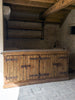 Bancone angolare DEGUSTAZIONE VINI in legno massello stile rustico + pensile industrial + base lavello + pedana da bar – 230x70xh100 cm