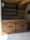 Bancone angolare DEGUSTAZIONE VINI in legno massello stile rustico + pensile industrial + base lavello + pedana da bar – 230x70xh100 cm