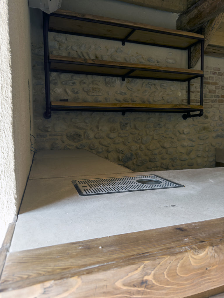 Bancone angolare DEGUSTAZIONE VINI in legno massello stile rustico + pensile industrial + base lavello + pedana da bar – 230x70xh100 cm