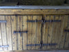 Bancone angolare DEGUSTAZIONE VINI in legno massello stile rustico + pensile industrial + base lavello + pedana da bar – 230x70xh100 cm