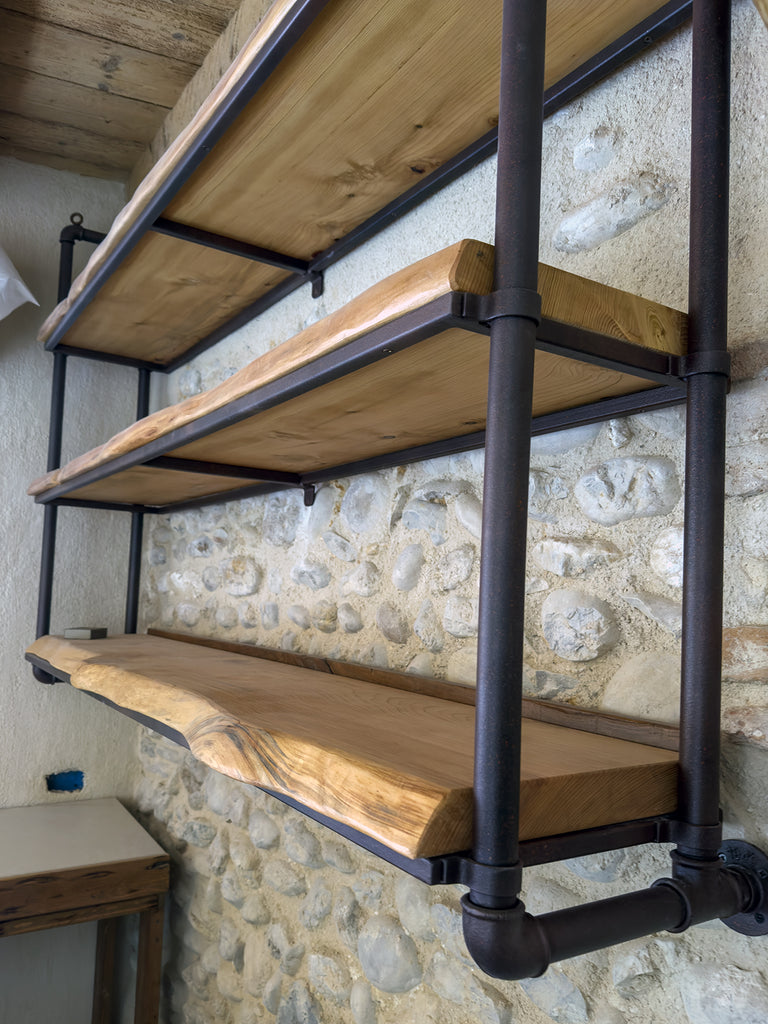 Bancone angolare DEGUSTAZIONE VINI in legno massello stile rustico + pensile industrial + base lavello + pedana da bar – 230x70xh100 cm