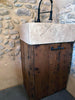 Bancone angolare DEGUSTAZIONE VINI in legno massello stile rustico + pensile industrial + base lavello + pedana da bar – 230x70xh100 cm