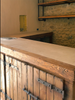 Bancone angolare DEGUSTAZIONE VINI in legno massello stile rustico + pensile industrial + base lavello + pedana da bar – 230x70xh100 cm
