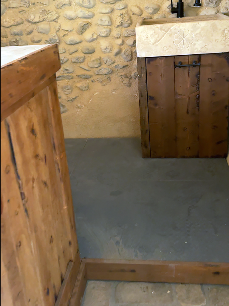 Bancone angolare DEGUSTAZIONE VINI in legno massello stile rustico + pensile industrial + base lavello + pedana da bar – 230x70xh100 cm
