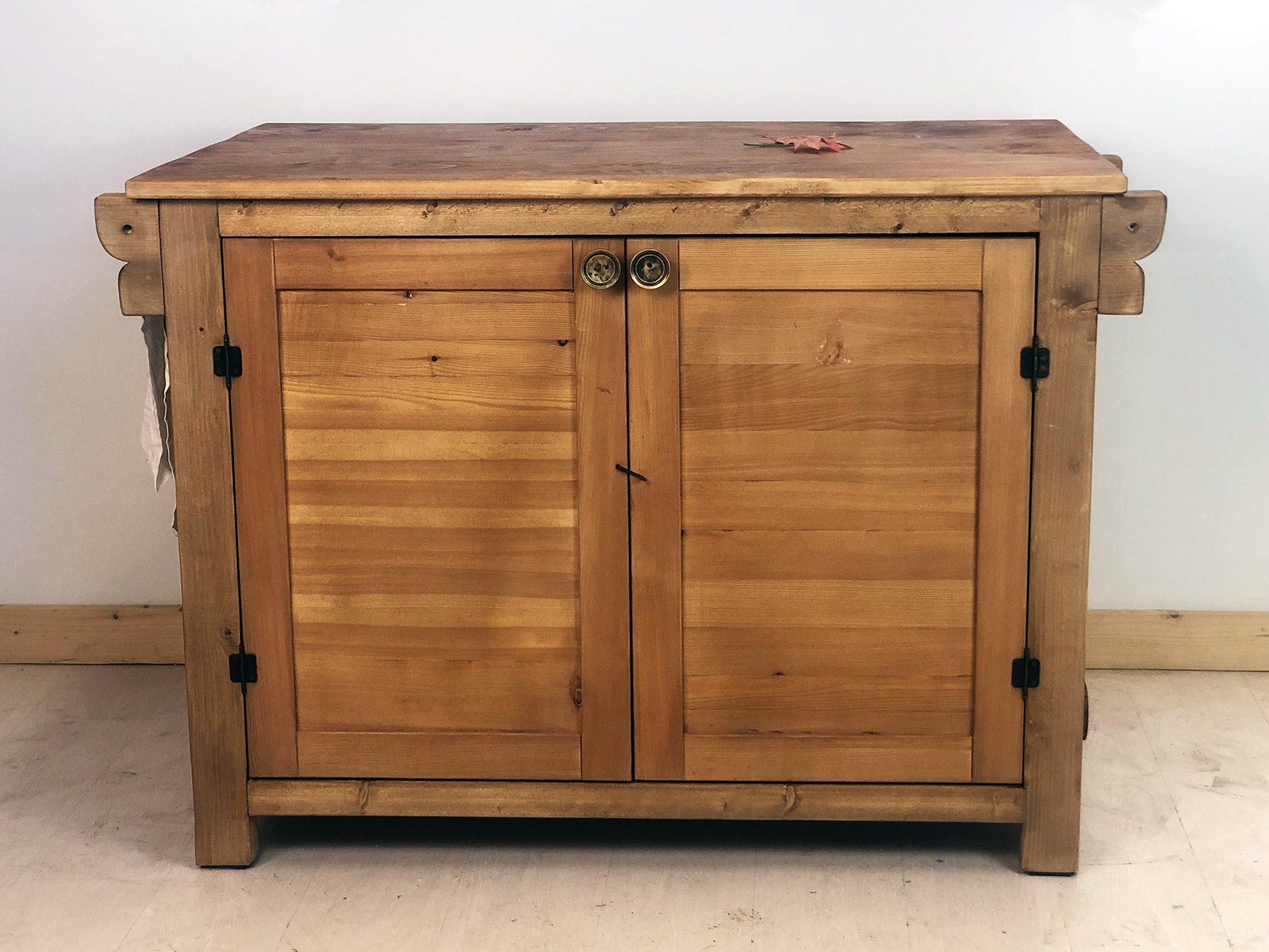 Mini-BAR-Konsole / Kücheninsel im Landhausstil aus Massivholz mit 2 Türen, Maße 150 x 50 x 90 cm