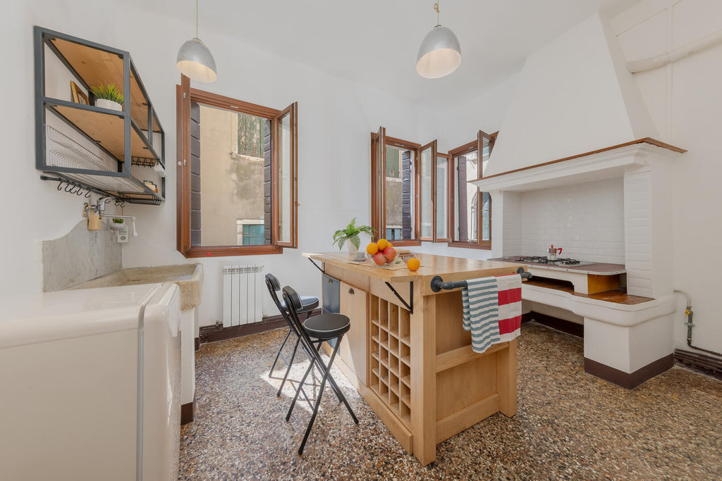 Cucina modello Rialto industrial con colonna 210x64xh90 cm e isola con lato snack a ribalta 150x90xh100 cm, scolapiatti e pensili in metallo