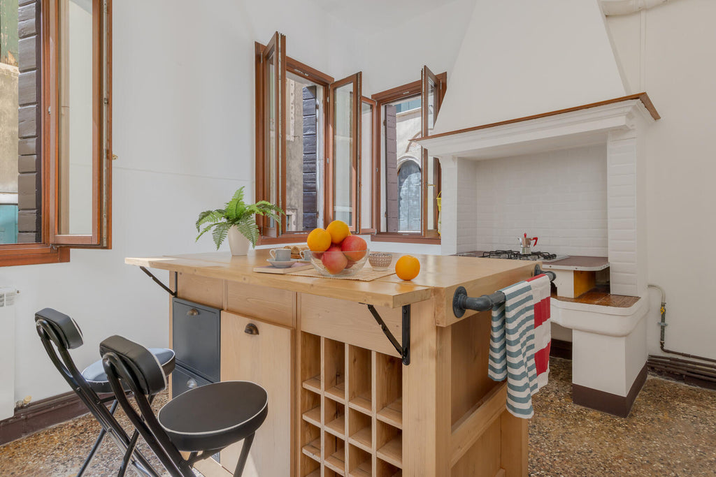 Cucina modello Rialto industrial con colonna 210x64xh90 cm e isola con lato snack a ribalta 150x90xh100 cm, scolapiatti e pensili in metallo