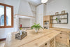 Cucina modello Rialto industrial con colonna 210x64xh90 cm e isola con lato snack a ribalta 150x90xh100 cm, scolapiatti e pensili in metallo