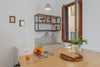 Cucina modello Rialto industrial con colonna 210x64xh90 cm e isola con lato snack a ribalta 150x90xh100 cm, scolapiatti e pensili in metallo