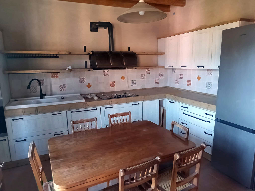 Cucina angolare BIANCO SHABBY / INDUSTRIAL mod. BERGAMO con scolapiatti a giorno mensole pensili cappa bidone predisposizione elettrodomestici 430-210x70xh90-220 cm in legno massello