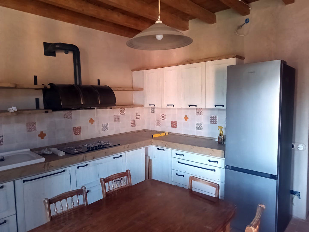 Cucina angolare BIANCO SHABBY / INDUSTRIAL mod. BERGAMO con scolapiatti a giorno mensole pensili cappa bidone predisposizione elettrodomestici 430-210x70xh90-220 cm in legno massello