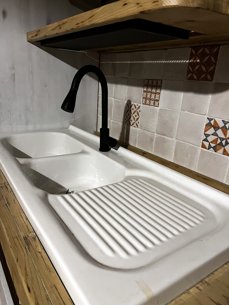 Cucina angolare BIANCO SHABBY / INDUSTRIAL mod. BERGAMO con scolapiatti a giorno mensole pensili cappa bidone predisposizione elettrodomestici 430-210x70xh90-220 cm in legno massello