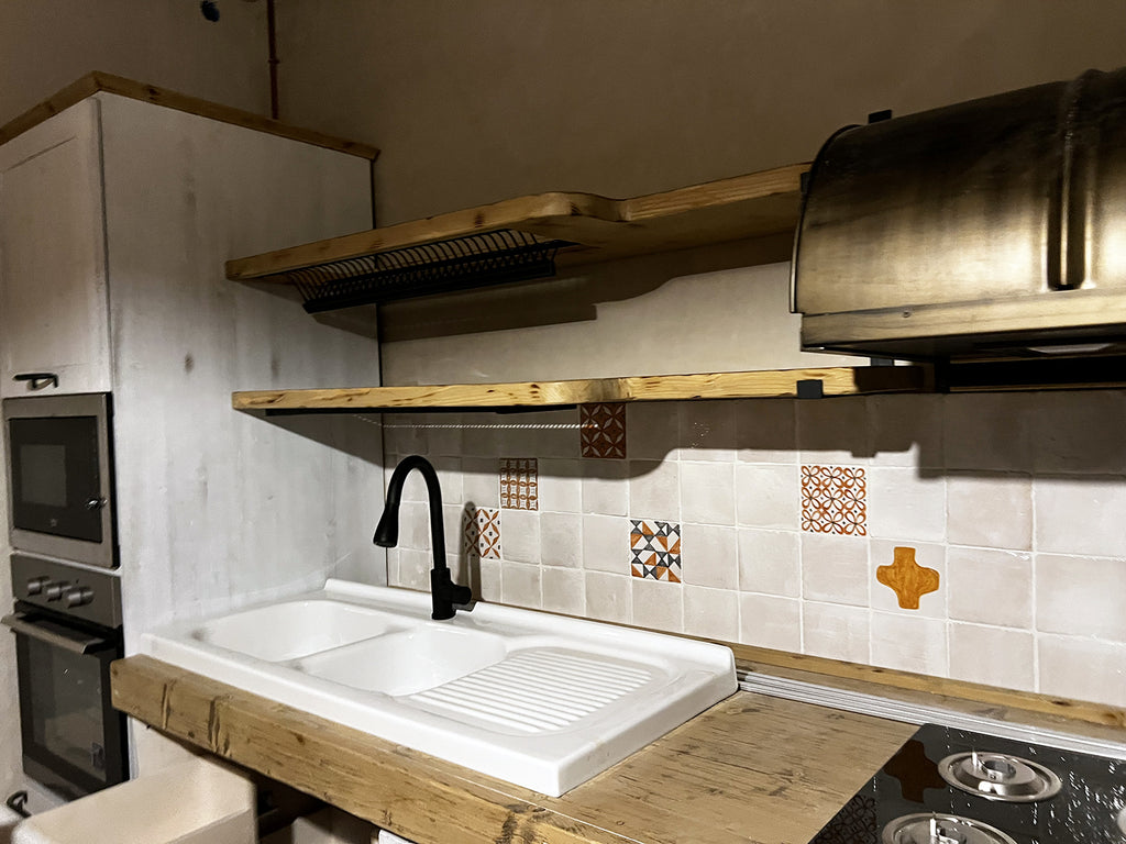 Cucina angolare BIANCO SHABBY / INDUSTRIAL mod. BERGAMO con scolapiatti a giorno mensole pensili cappa bidone predisposizione elettrodomestici 430-210x70xh90-220 cm in legno massello