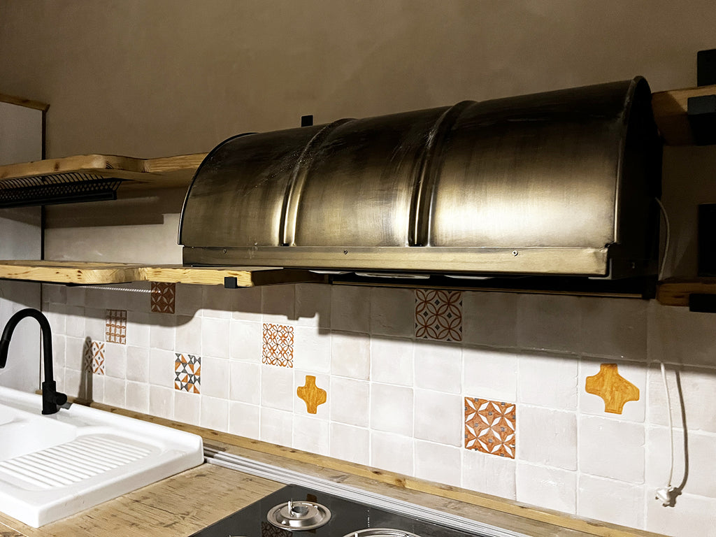 Cucina angolare BIANCO SHABBY / INDUSTRIAL mod. BERGAMO con scolapiatti a giorno mensole pensili cappa bidone predisposizione elettrodomestici 430-210x70xh90-220 cm in legno massello