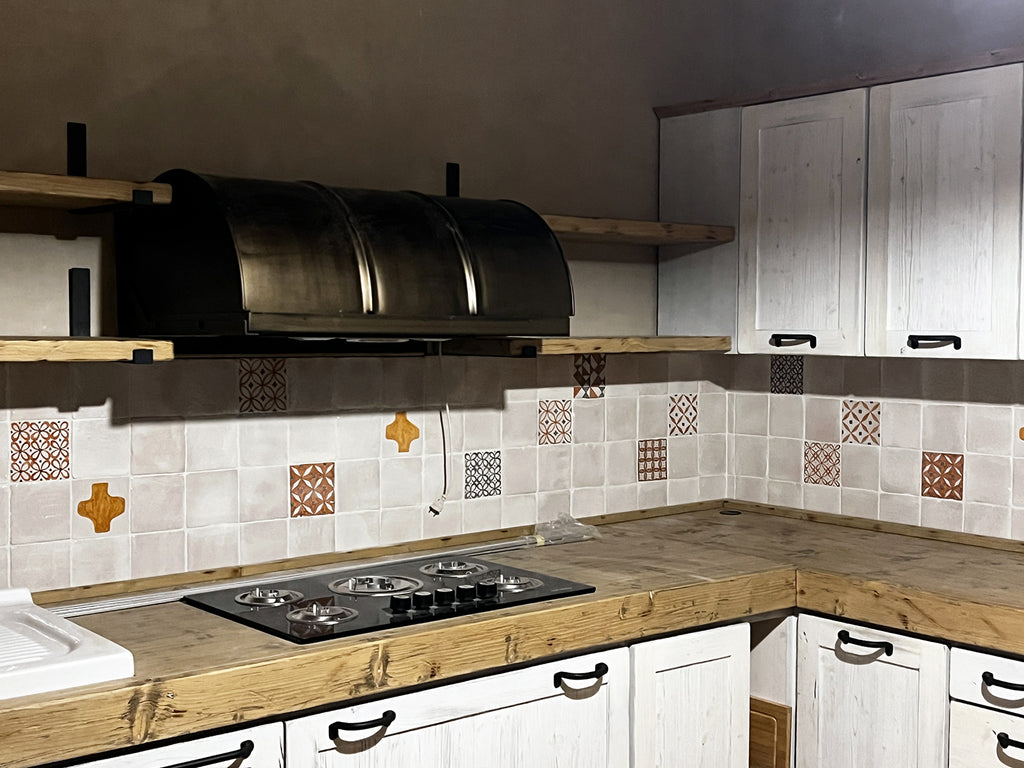 Cucina angolare BIANCO SHABBY / INDUSTRIAL mod. BERGAMO con scolapiatti a giorno mensole pensili cappa bidone predisposizione elettrodomestici 430-210x70xh90-220 cm in legno massello