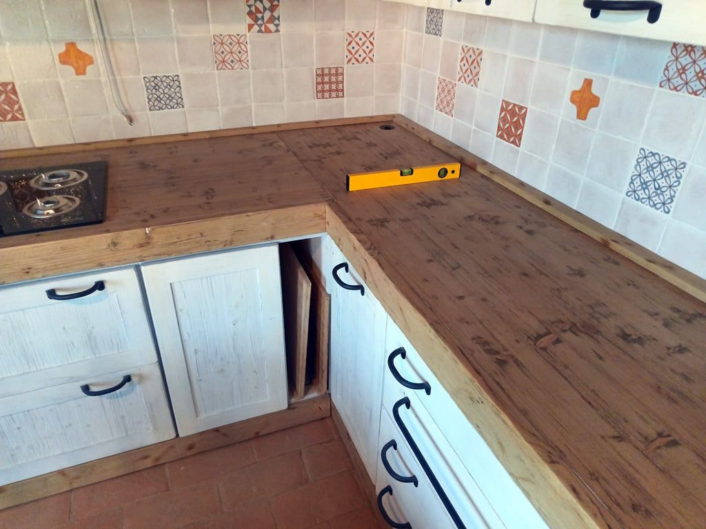 Cucina angolare BIANCO SHABBY / INDUSTRIAL mod. BERGAMO con scolapiatti a giorno mensole pensili cappa bidone predisposizione elettrodomestici 430-210x70xh90-220 cm in legno massello