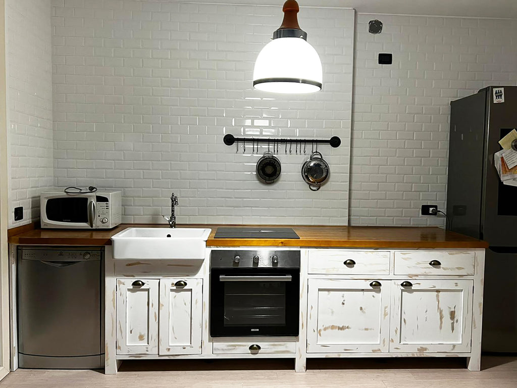 Cucina in bianco SHABBY in legno massello con predisposizione