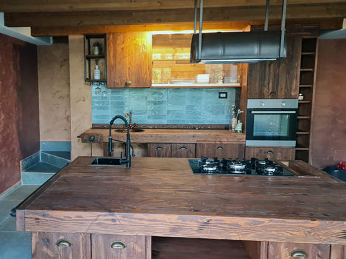 Cucina lineare con colonna e Isola Cucina in stile INDUSTRIAL interamente in legno massello