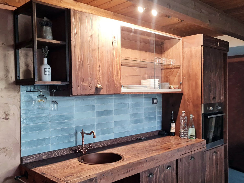 Cucina lineare con colonna e Isola Cucina in stile INDUSTRIAL interamente in legno massello