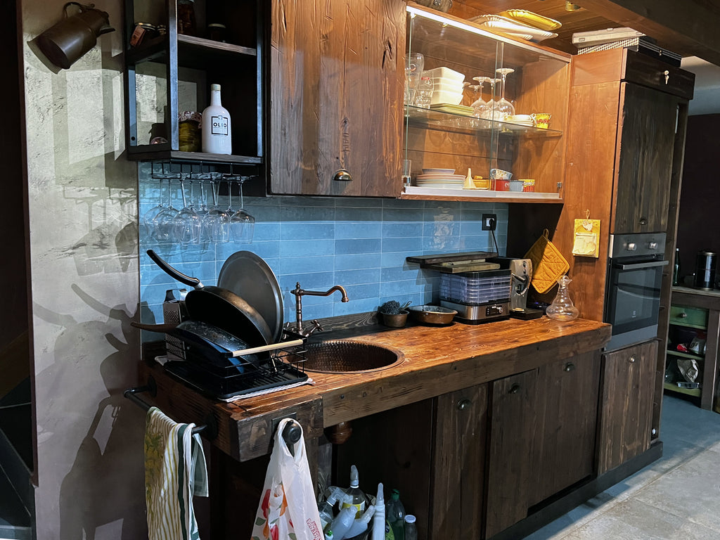 Cucina lineare con colonna e Isola Cucina in stile INDUSTRIAL interamente in legno massello