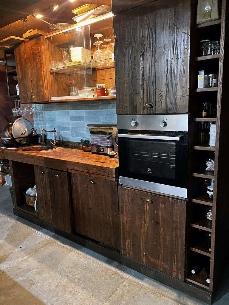 Cucina lineare con colonna e Isola Cucina in stile INDUSTRIAL interamente in legno massello