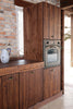 Cucina lineare con colonna e Isola Cucina in stile INDUSTRIAL interamente in legno massello