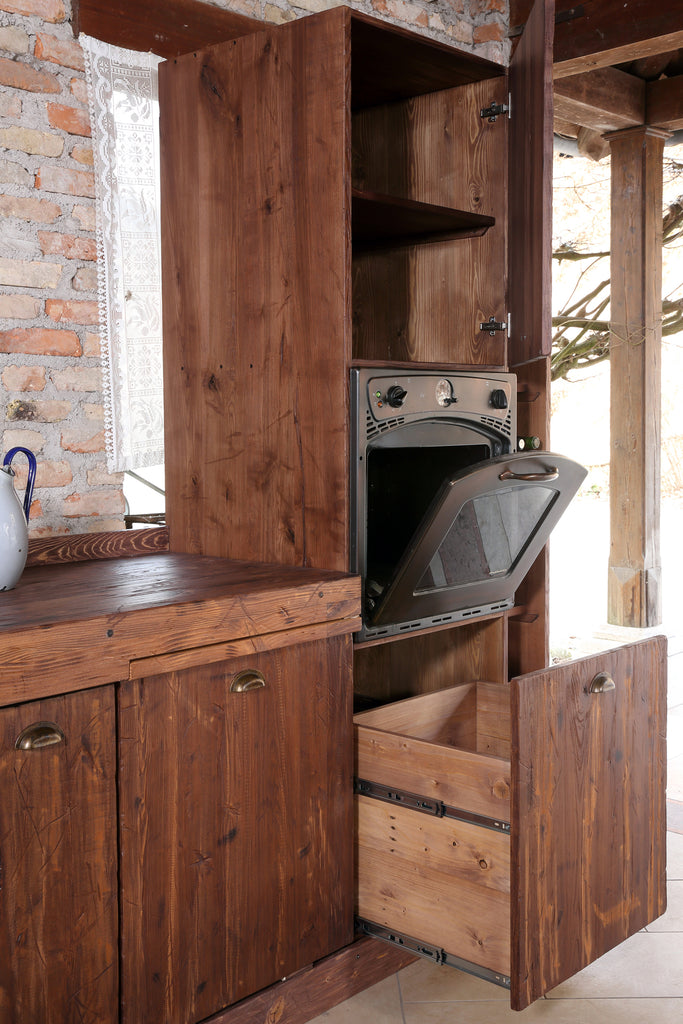 Cucina lineare con colonna e Isola Cucina in stile INDUSTRIAL interamente in legno massello