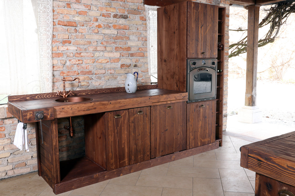 Cucina lineare con colonna e Isola Cucina in stile INDUSTRIAL interamente in legno massello