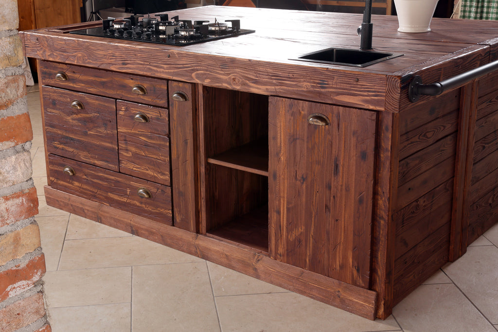 Cucina lineare con colonna e Isola Cucina in stile INDUSTRIAL interamente in legno massello
