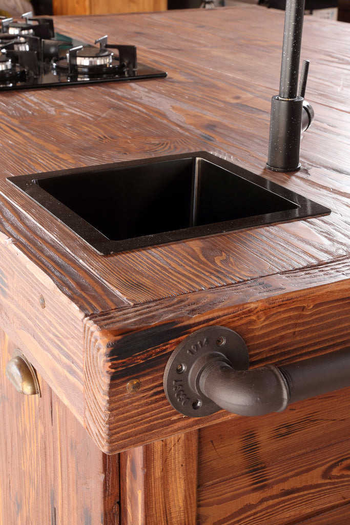 Cucina lineare con colonna e Isola Cucina in stile INDUSTRIAL interamente in legno massello