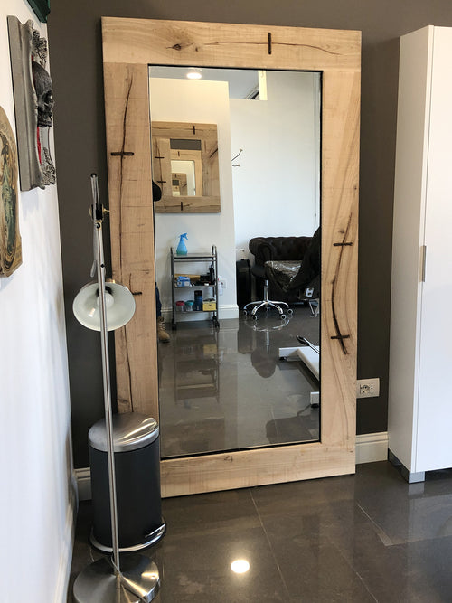 Specchio da appoggio stile INDUSTRIAL legno massello di frassino con graffe in ferro a vista misure 80xh200 cm