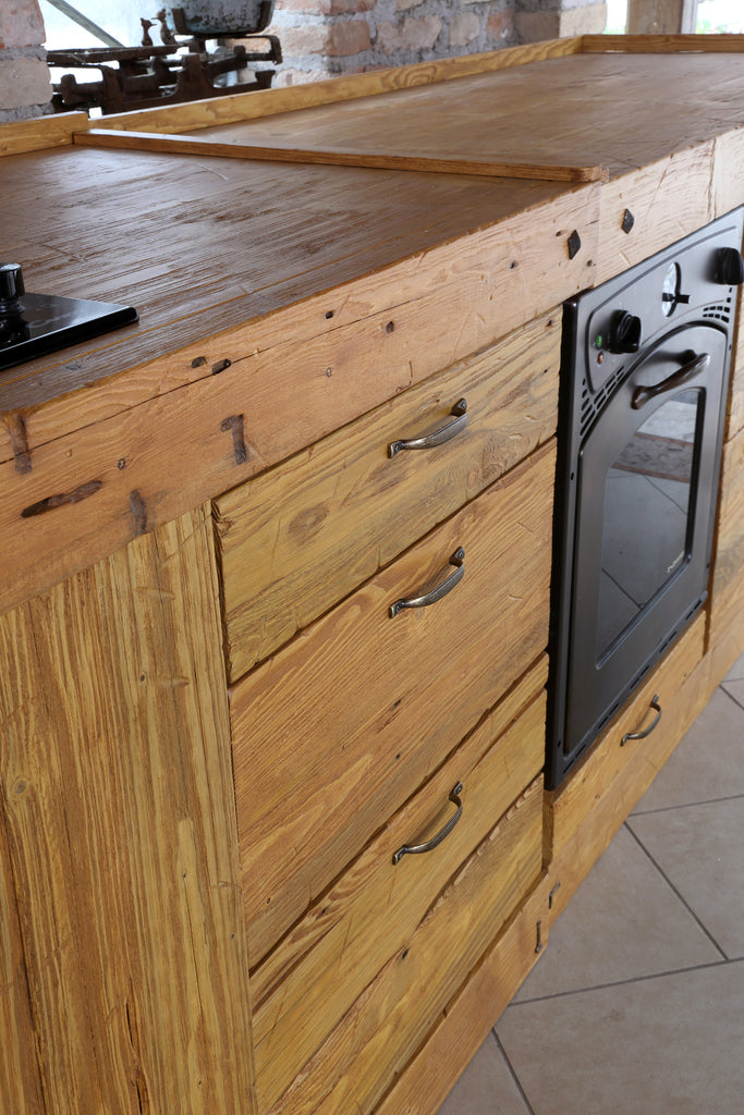 Cucina lineare stile misto INDUSTRIAL / COUNTRY legno massello ad effetto vissuto predisposizione elettrodomestici 465x65xh90 cm