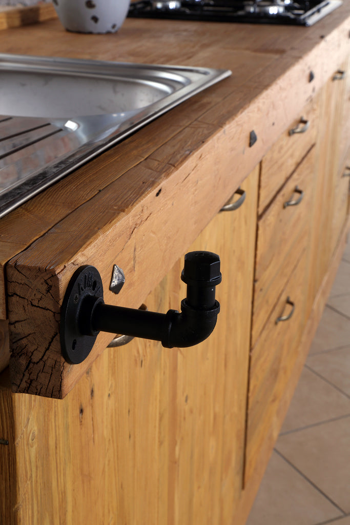Cucina lineare stile misto INDUSTRIAL / COUNTRY legno massello ad effetto vissuto predisposizione elettrodomestici 465x65xh90 cm