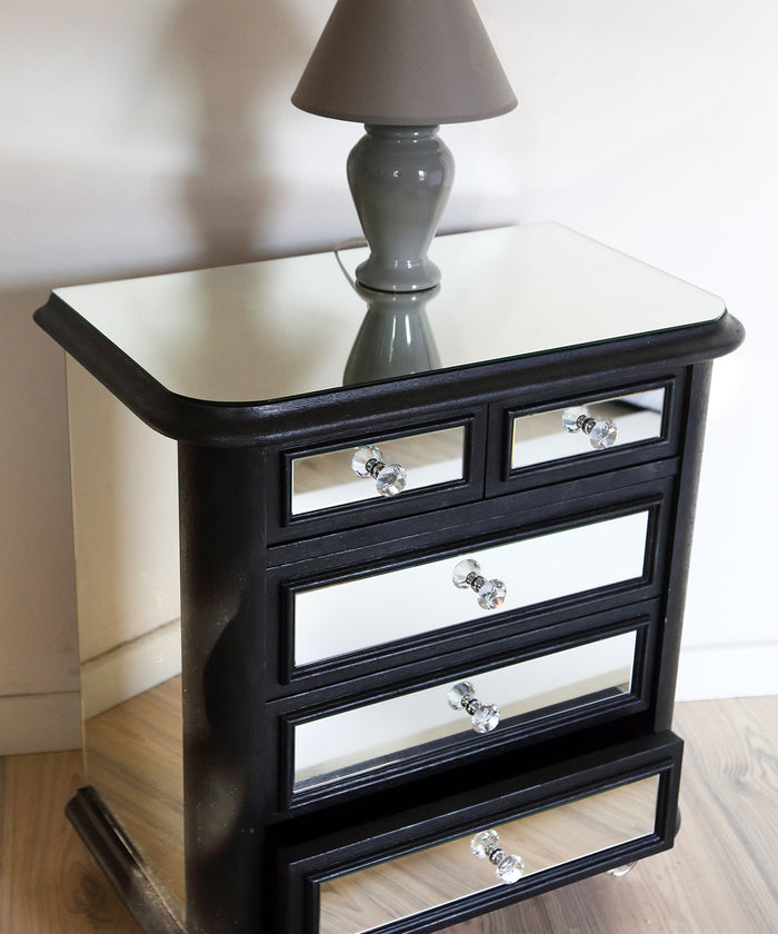 Comodino a specchio di DESIGN in legno a 5 cassetti e rivestimento a specchio finitura NERO pomelli e ruote in Cristallo 60x35xh66 cm