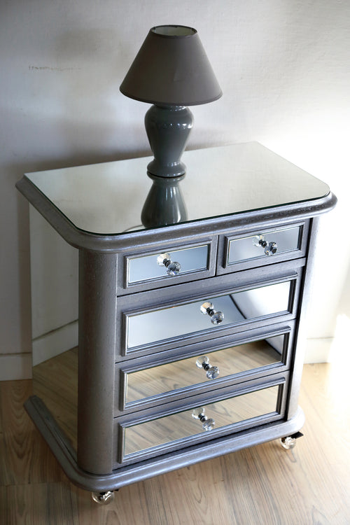 DESIGN mirrored bedside table in wood with 5 drawers and mirror covering in SILVER finish, Crystal knobs and wheels 60x35xh66 cm