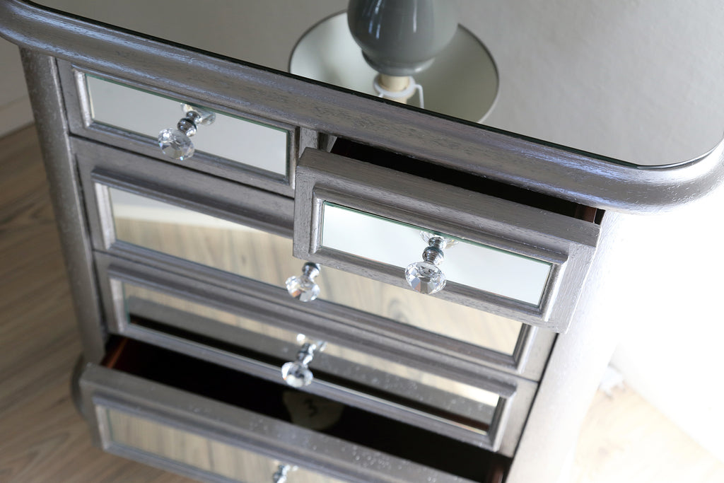 DESIGN mirrored bedside table in wood with 5 drawers and mirror covering in SILVER finish, Crystal knobs and wheels 60x35xh66 cm